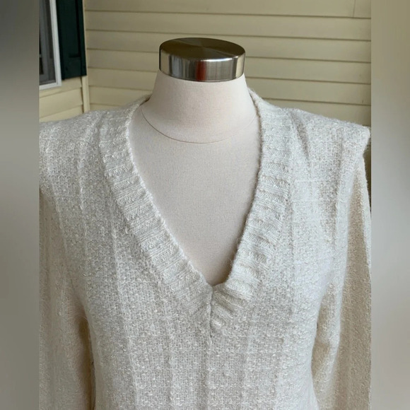 EVEREVE Ashlynn Strong Shoulder Sweater Small Winter White Metallic Shimmer - Picture 7 of 12